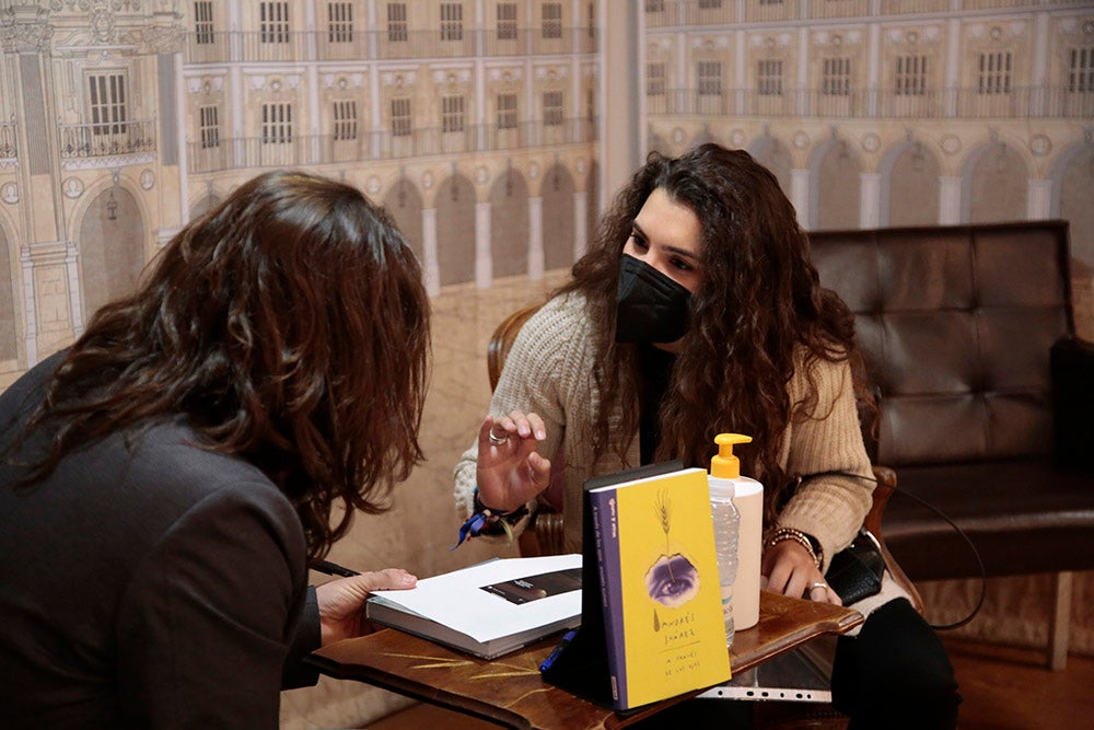Largas colas de fans de Andrés Suárez en la librería Santos Ochoa para la firma de "A través de los ojos", el último libro del cantante gallego, que también firmó alguno de sus discos y no dudó en realizarse fotos con todos sus seguidores
