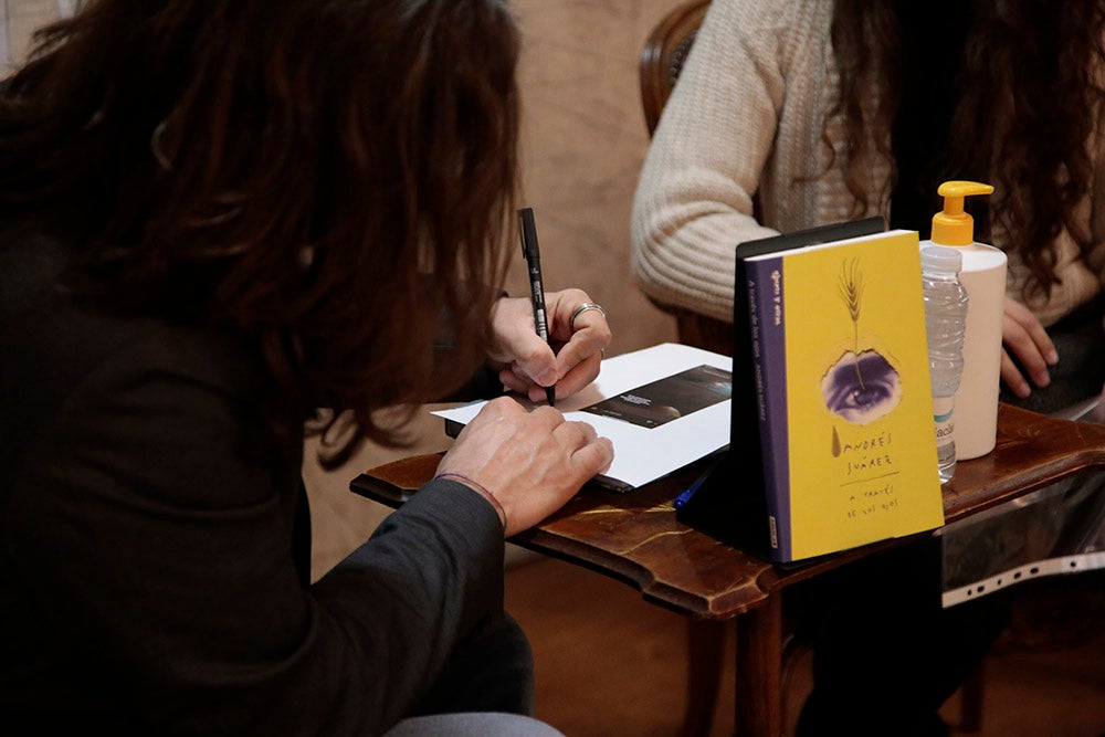 Largas colas de fans de Andrés Suárez en la librería Santos Ochoa para la firma de "A través de los ojos", el último libro del cantante gallego, que también firmó alguno de sus discos y no dudó en realizarse fotos con todos sus seguidores