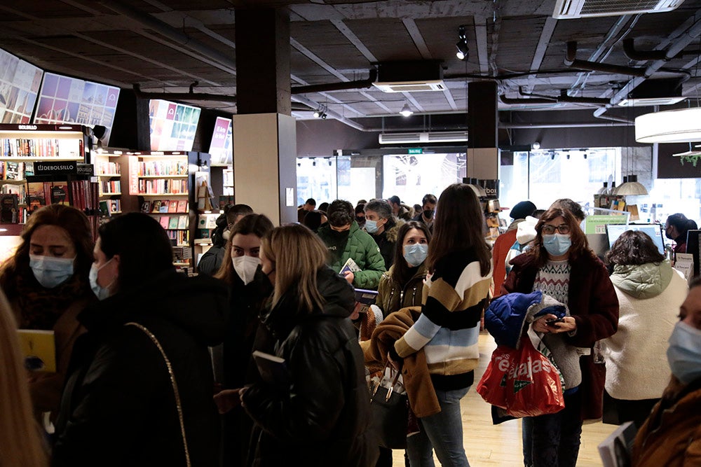 Largas colas de fans de Andrés Suárez en la librería Santos Ochoa para la firma de "A través de los ojos", el último libro del cantante gallego, que también firmó alguno de sus discos y no dudó en realizarse fotos con todos sus seguidores
