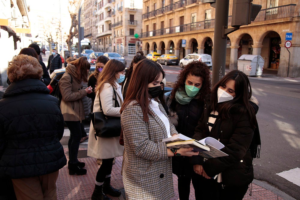 Largas colas de fans de Andrés Suárez en la librería Santos Ochoa para la firma de "A través de los ojos", el último libro del cantante gallego, que también firmó alguno de sus discos y no dudó en realizarse fotos con todos sus seguidores