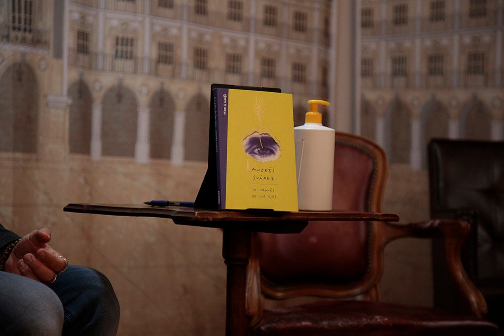 Largas colas de fans de Andrés Suárez en la librería Santos Ochoa para la firma de "A través de los ojos", el último libro del cantante gallego, que también firmó alguno de sus discos y no dudó en realizarse fotos con todos sus seguidores