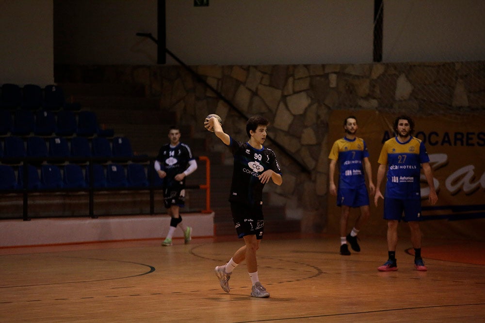 El BM Salamanca supera al Villa de Luanco de menos a más y sigue sin marcarse límites (34-32)