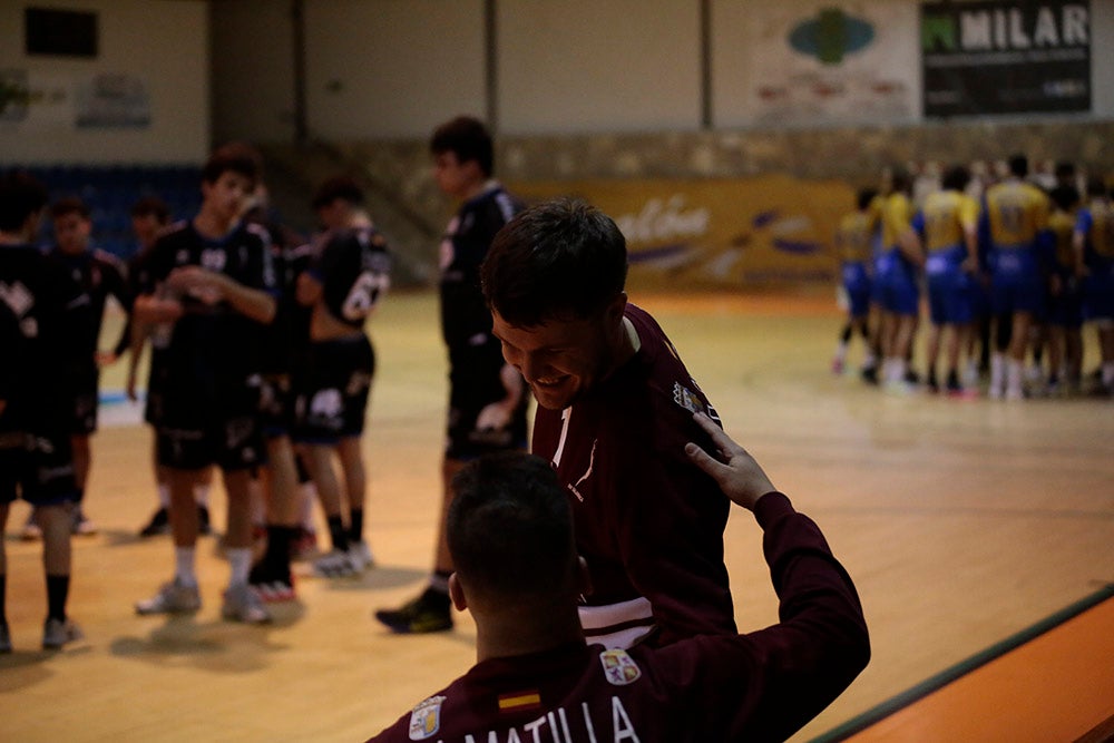 El BM Salamanca supera al Villa de Luanco de menos a más y sigue sin marcarse límites (34-32)
