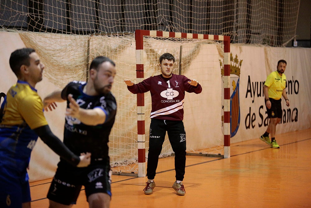 El BM Salamanca supera al Villa de Luanco de menos a más y sigue sin marcarse límites (34-32)