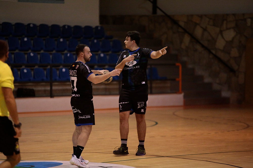 El BM Salamanca supera al Villa de Luanco de menos a más y sigue sin marcarse límites (34-32)