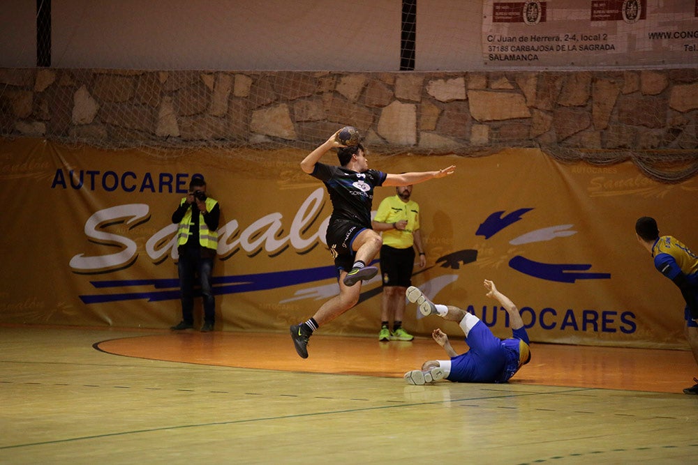 El BM Salamanca supera al Villa de Luanco de menos a más y sigue sin marcarse límites (34-32)