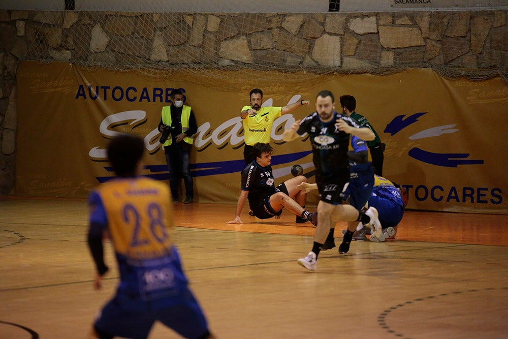 El BM Salamanca supera al Villa de Luanco de menos a más y sigue sin marcarse límites (34-32)