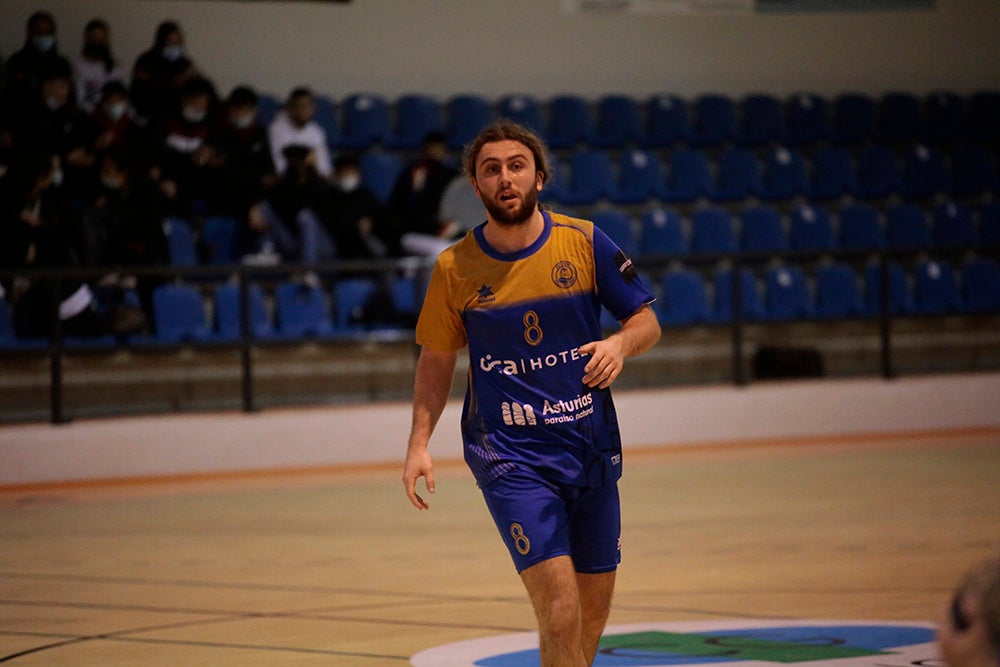 El BM Salamanca supera al Villa de Luanco de menos a más y sigue sin marcarse límites (34-32)