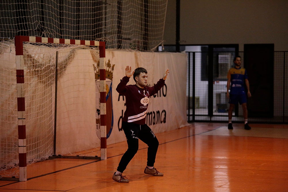 El BM Salamanca supera al Villa de Luanco de menos a más y sigue sin marcarse límites (34-32)