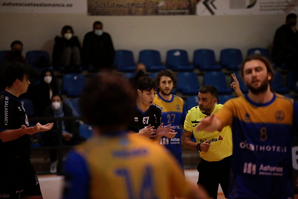 El BM Salamanca supera al Villa de Luanco de menos a más y sigue sin marcarse límites (34-32)