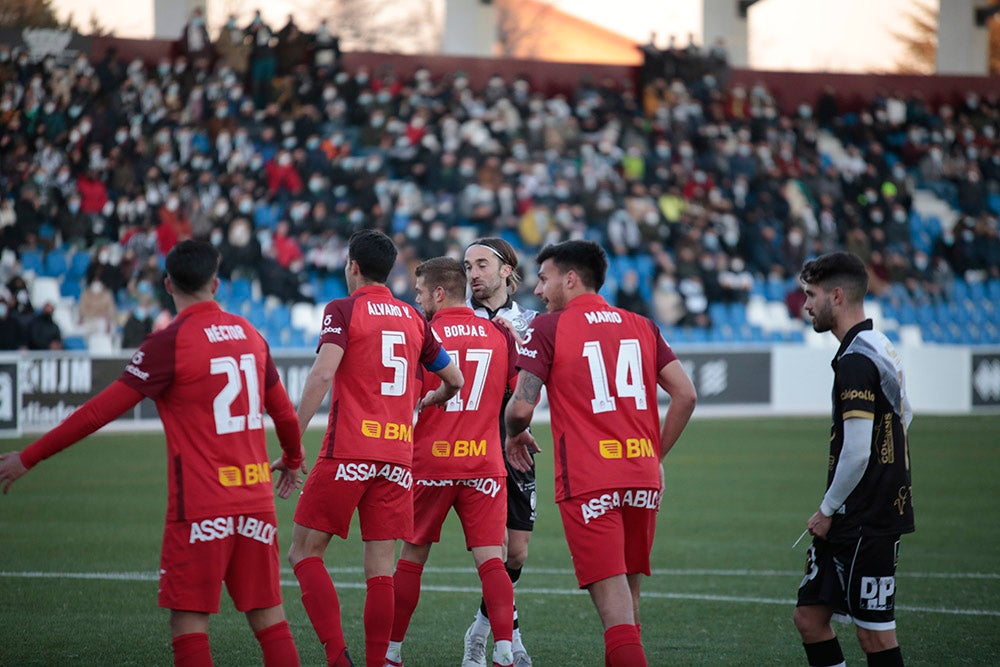 Espectacular remontada final de Unionistas ante el Rayo Majadahonda para volver al play-off (2-1)