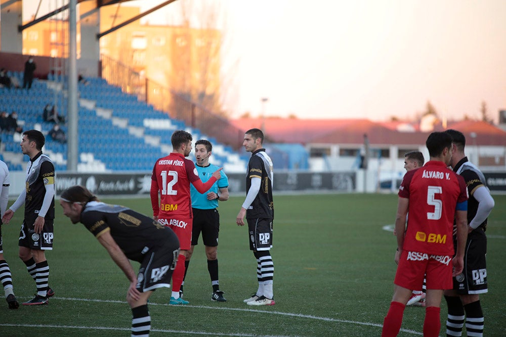 Espectacular remontada final de Unionistas ante el Rayo Majadahonda para volver al play-off (2-1)