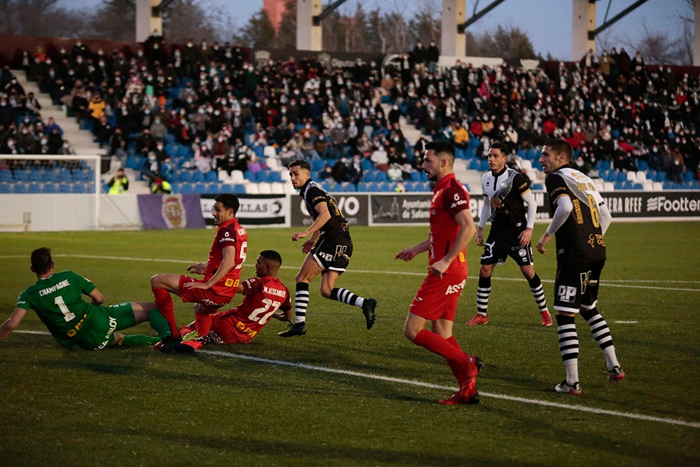 Espectacular remontada final de Unionistas ante el Rayo Majadahonda para volver al play-off (2-1)