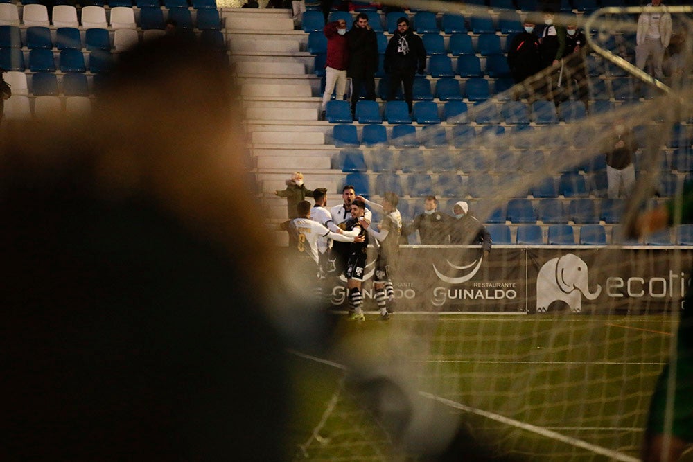 Espectacular remontada final de Unionistas ante el Rayo Majadahonda para volver al play-off (2-1)