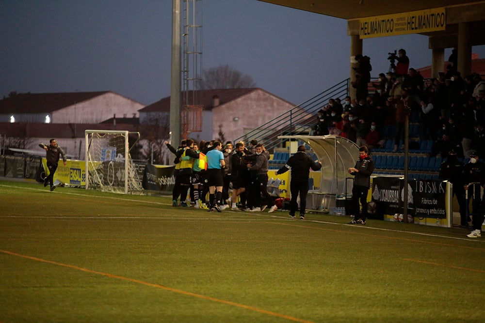 Espectacular remontada final de Unionistas ante el Rayo Majadahonda para volver al play-off (2-1)