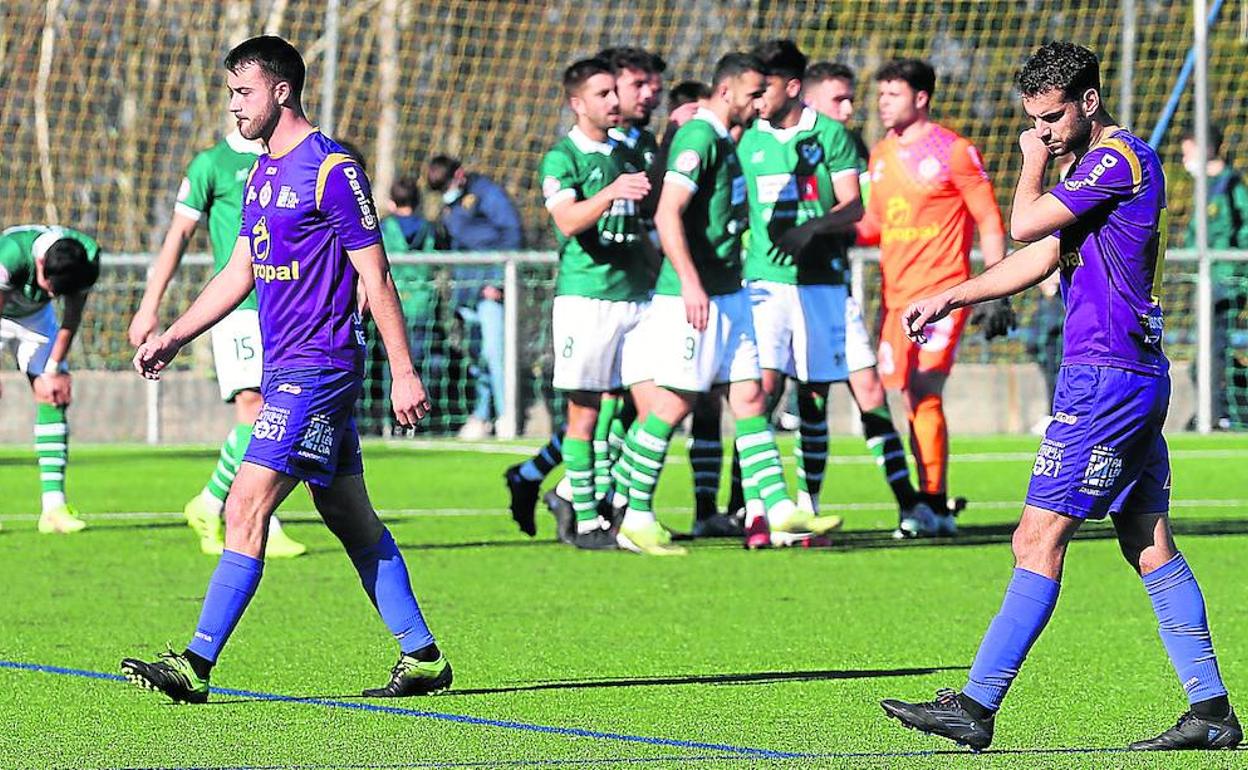 La plantilla del Palencia Cristo se lamenta del gol, anotado por el Coruxo ayer en Fragoselo. 