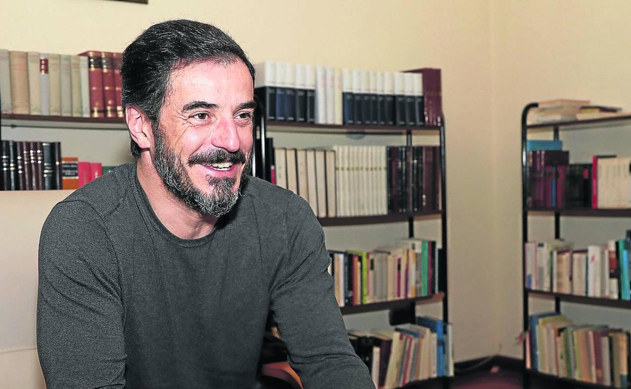 Antonio Domínguez en la biblioteca de la Casa Sacerdotal.