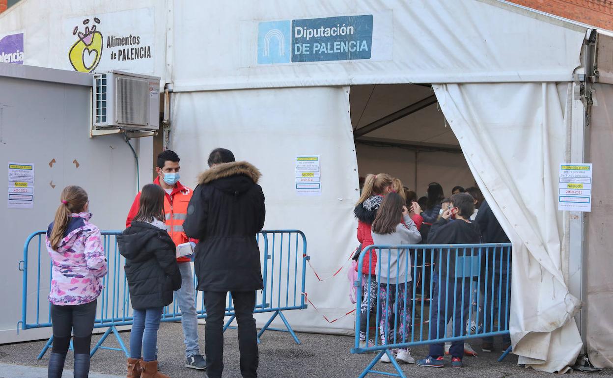 Primera dosis de los menores en la carpa del paque del Salón.