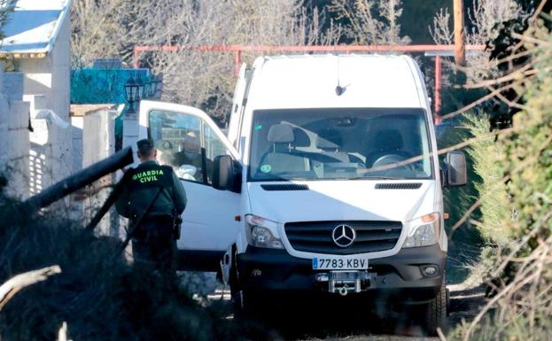 Los agentes retomaron el registro del chalé del detenido por la tarde. 