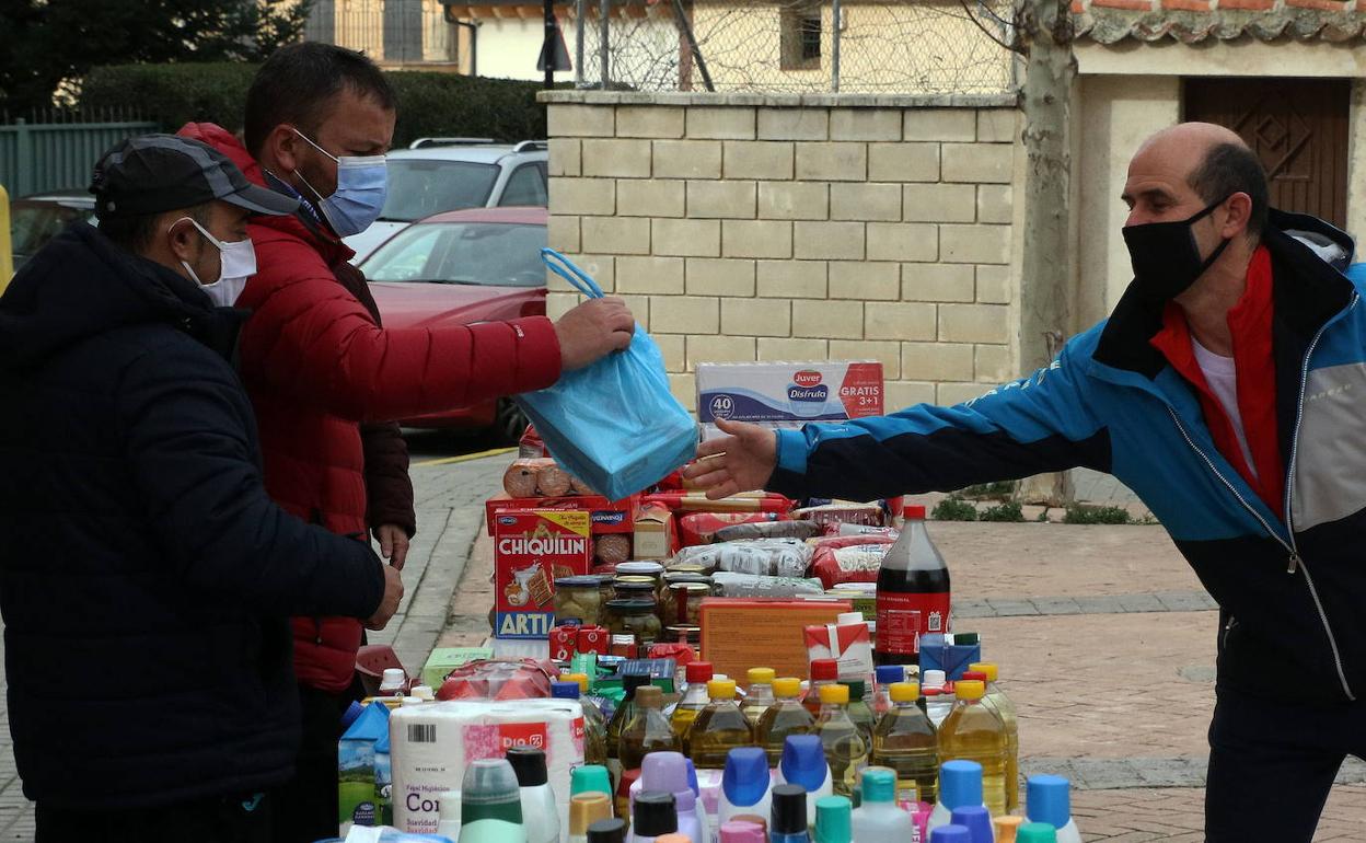 Recogida de comida y productos de higiene en el Banco de Alimentos de Segovia. 