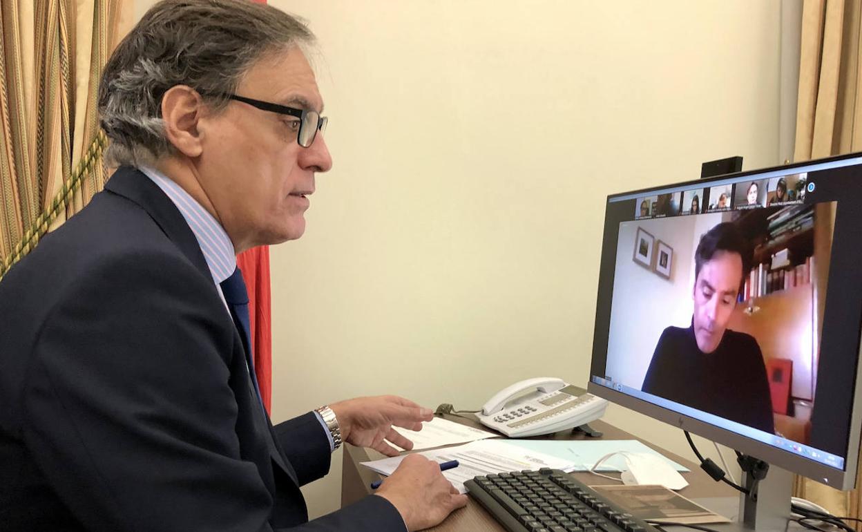 Carlos García Carbayo, durante la reunión de La Comisión de Turismo de las Ciudades Patrimonio que el mismo preside. 