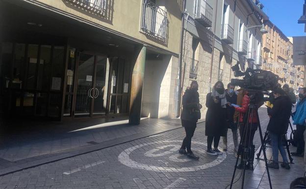 Los medios esperan en Torrecilla la salida del furgón con el detenido, tras comparecer ante la jueza. 