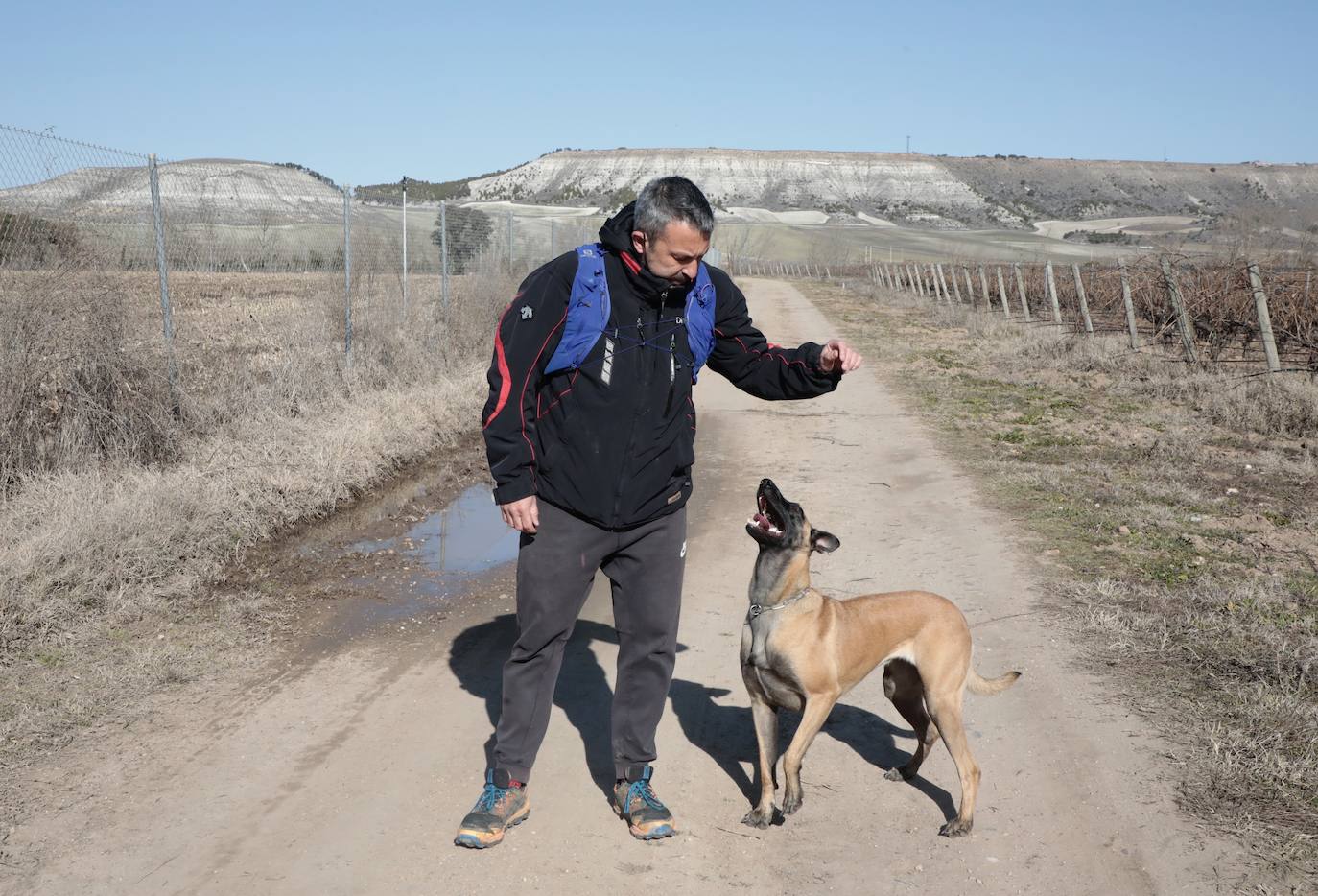 Fotos: David González y su perra Luna, voluntarios en la búsqueda de Esther López