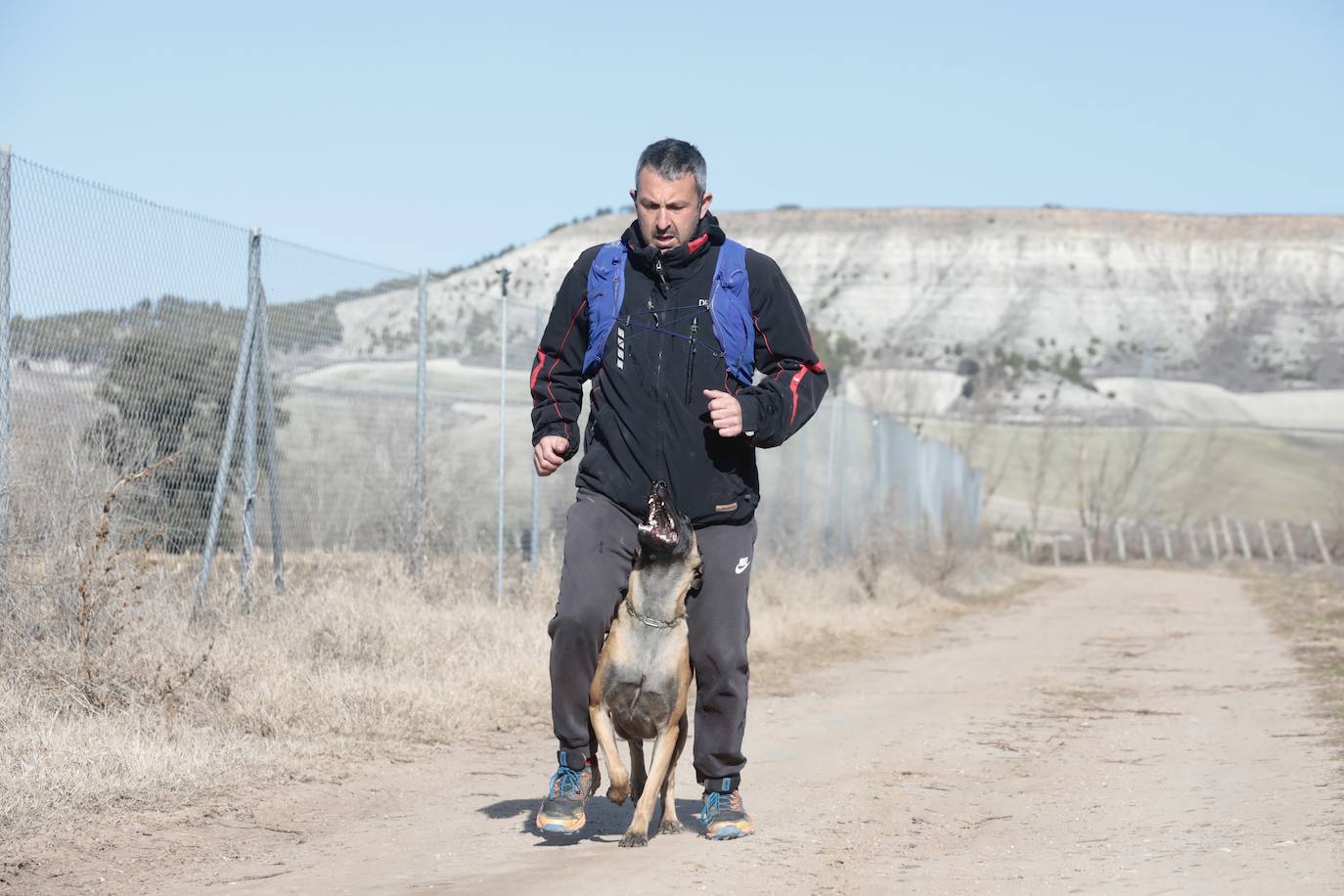 Fotos: David González y su perra Luna, voluntarios en la búsqueda de Esther López