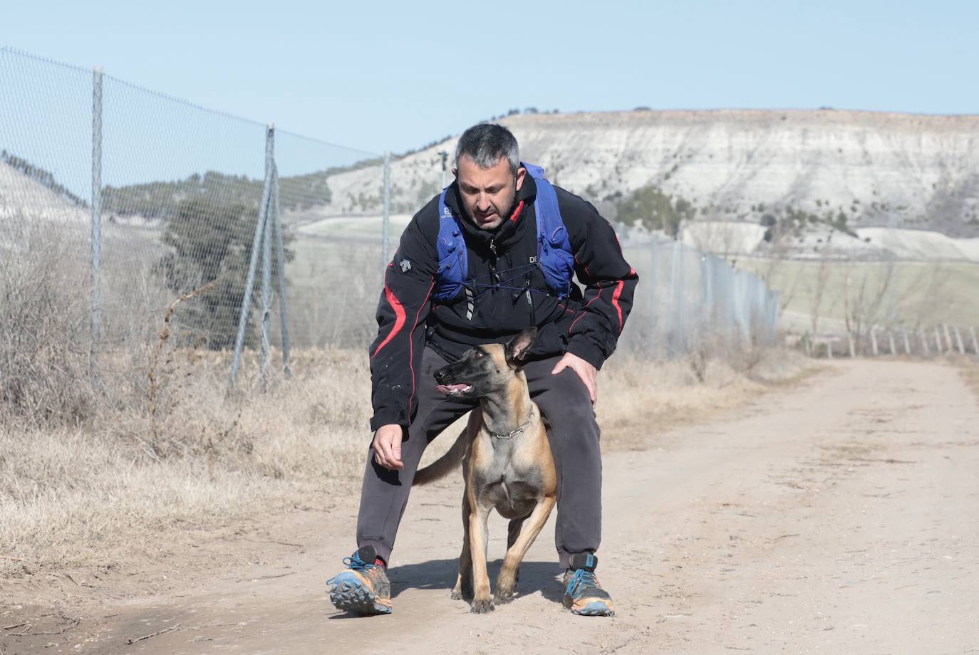 Fotos: David González y su perra Luna, voluntarios en la búsqueda de Esther López