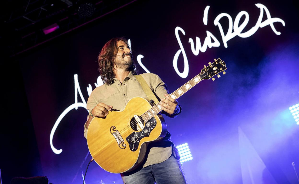 Andrés Suárez, durante un concierto. 