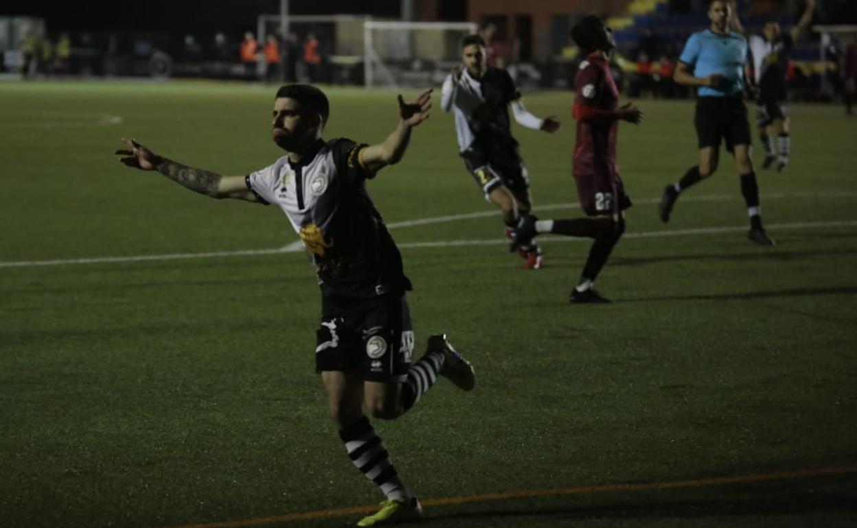 Cris Montes celebra su gol ante el DUX en el Reina Sofía. 