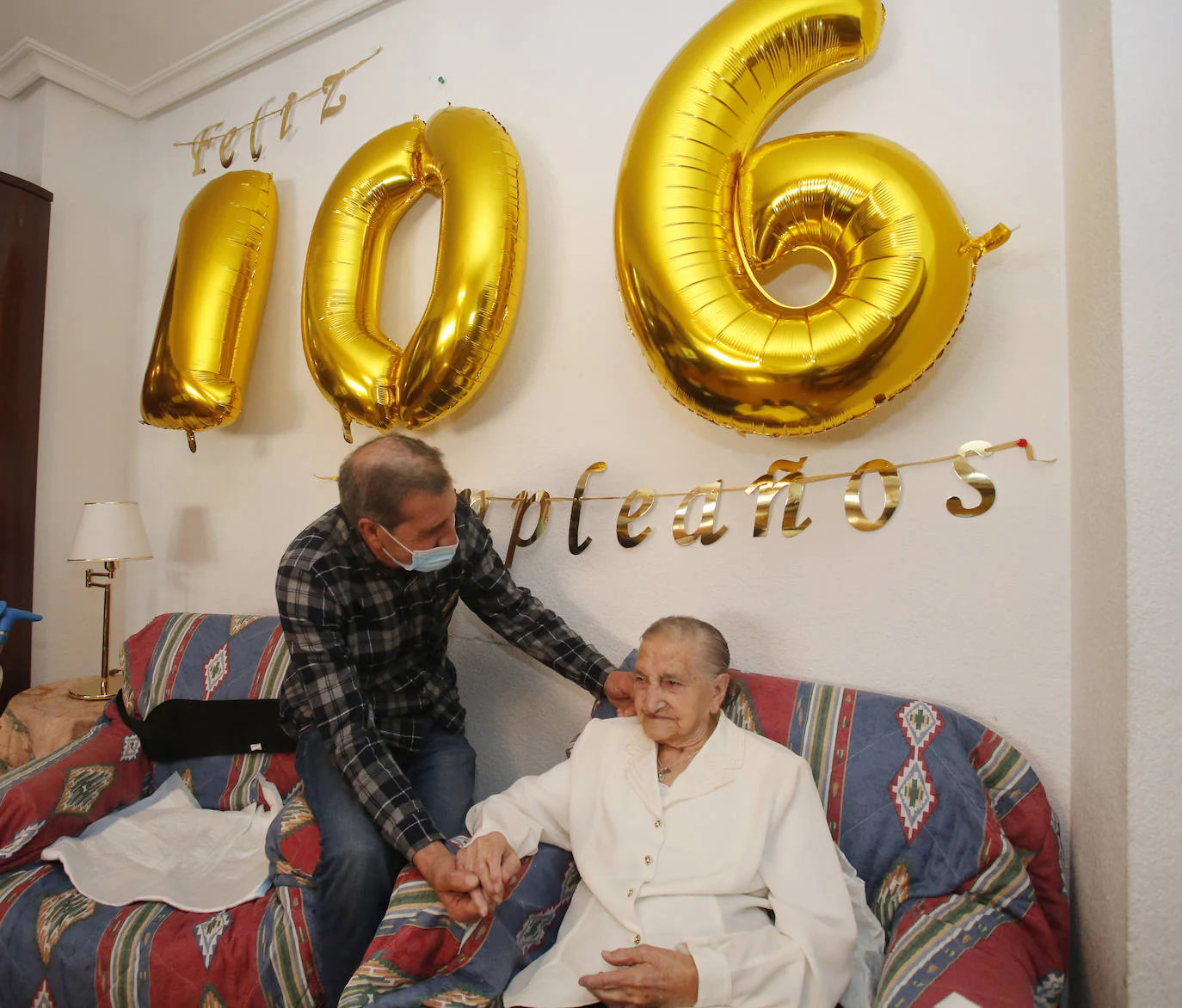 Su nieto Julio felicita y acompaña a Sebastiana para preparar el aniversario. 