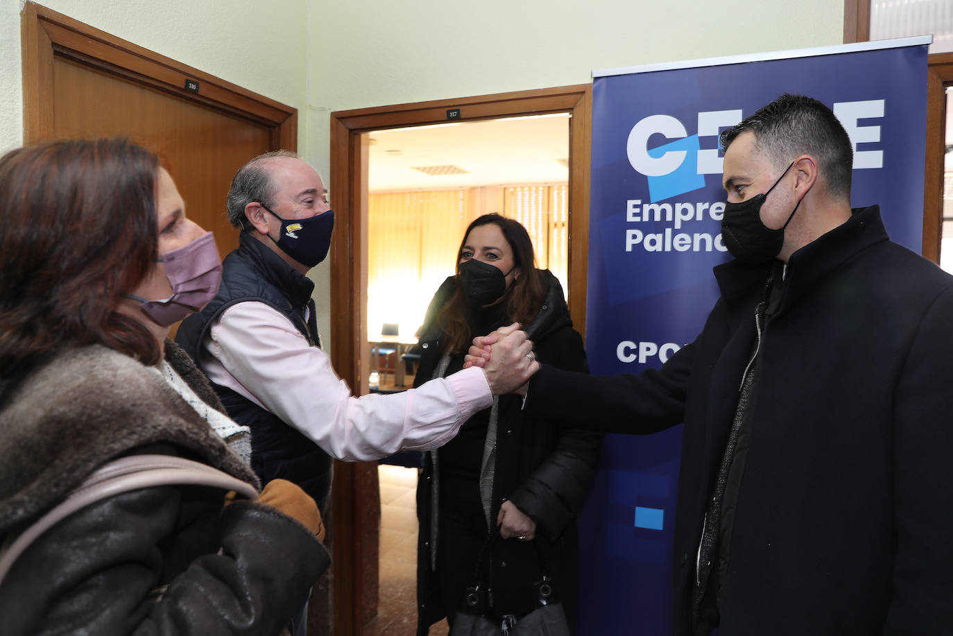 Héctor Gómez saluda al presidente de la CPOE, Ignacio Carrasco, durante la visita a Palencia. 