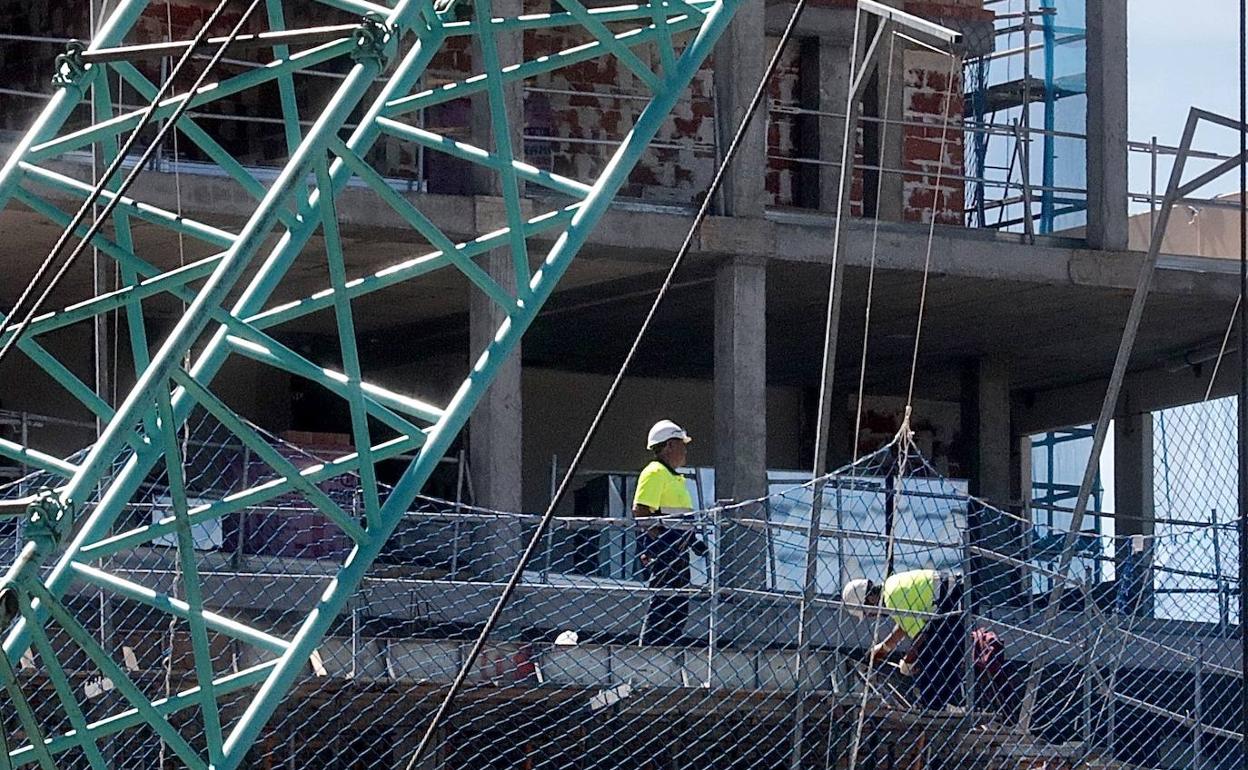 Obras en un edificio de viviendas en Villa de Prado.