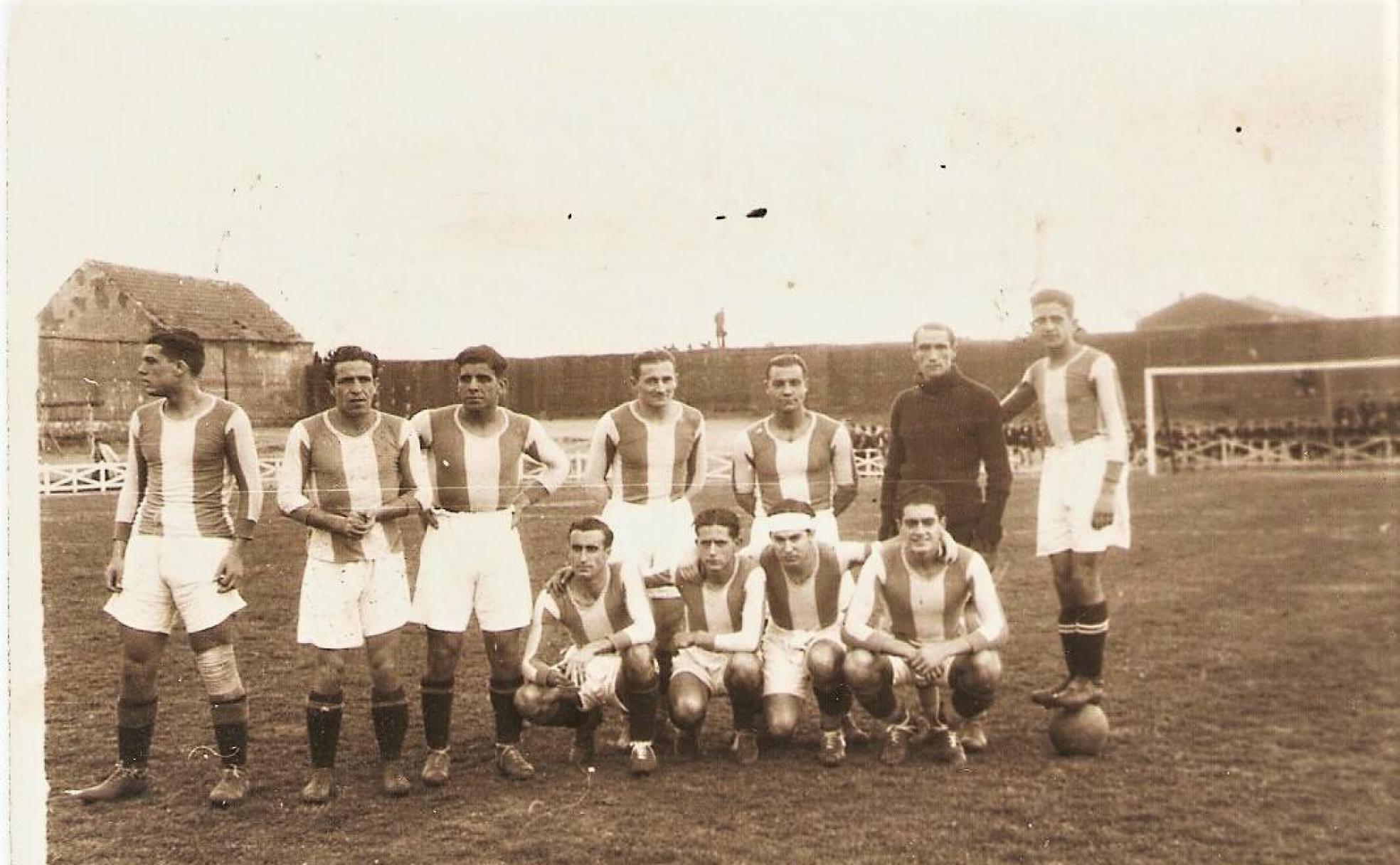 Un equipo del Valladolid en la temporada 1934-35, prácticamente los mismos protagonistas que golearon al Sporting de Gijón. De pié y de izquierda a derecha: Lozano, Reyes, Barrios, Kohut, Ros, Irigoyen y Emilín, encima del balón. Agachados, San Emeterio, Fernandito, Susaeta y Villanueva. 