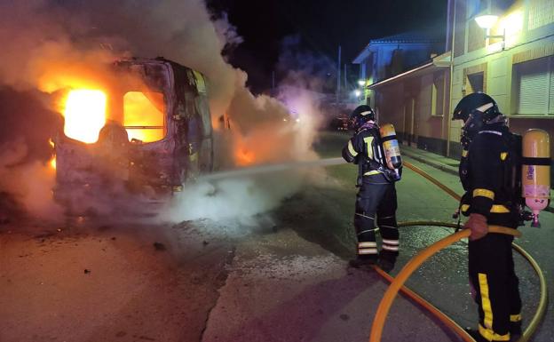 Los Bomberos de la Diputación sofocan las llamas en la ambulancia, esta madrugada en Tudela. 