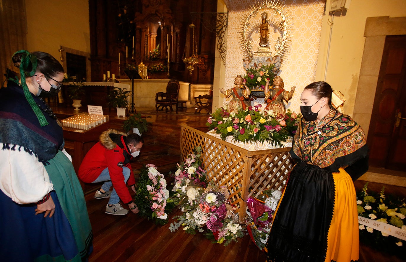 Los palentinos dejan sus flores a la Virgen la Calle en la iglesia de La Compañia
