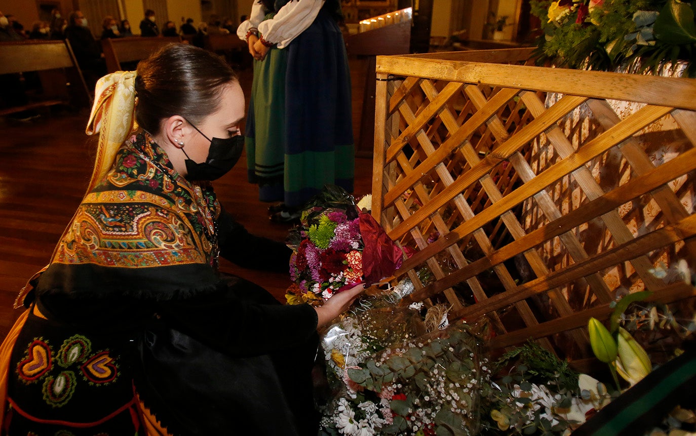 Los palentinos dejan sus flores a la Virgen la Calle en la iglesia de La Compañia