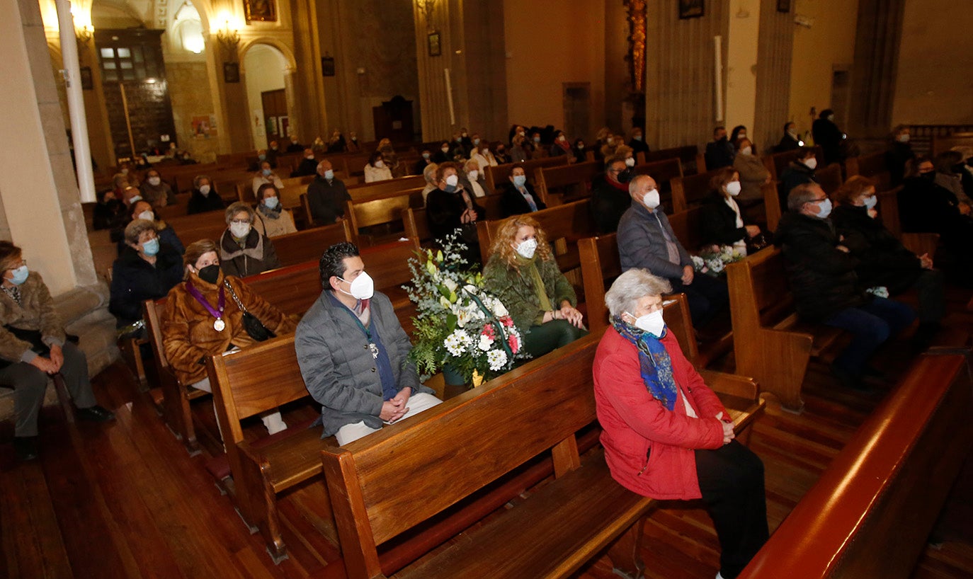 Los palentinos dejan sus flores a la Virgen la Calle en la iglesia de La Compañia