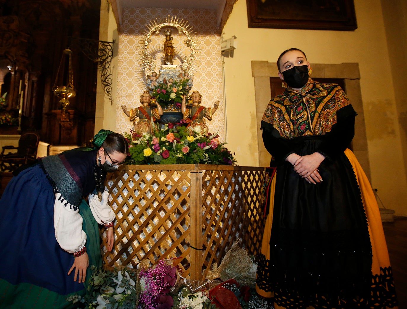 Los palentinos dejan sus flores a la Virgen la Calle en la iglesia de La Compañia