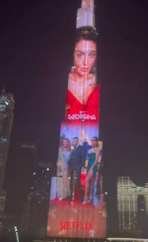 Imagen de Georgina proyectada en la torre Burj Khalifa de Dubai. 