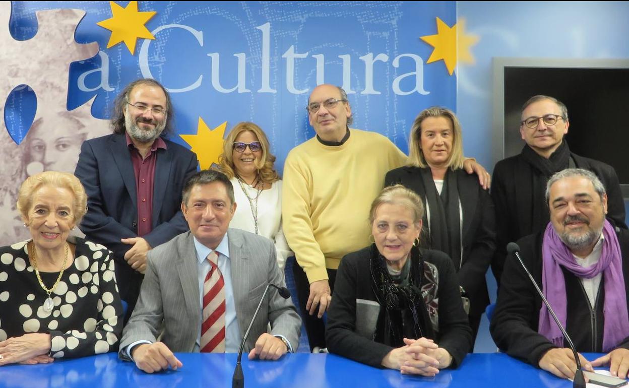 Pilar Fernández Labrador (primera por la izquierda), con algunos miembros del jurado. 