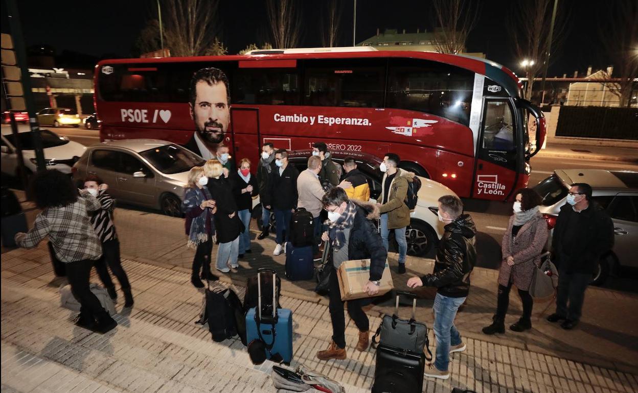 El autobús de campaña del PSOE recoge a su equipo y a la prensa acreditada. 