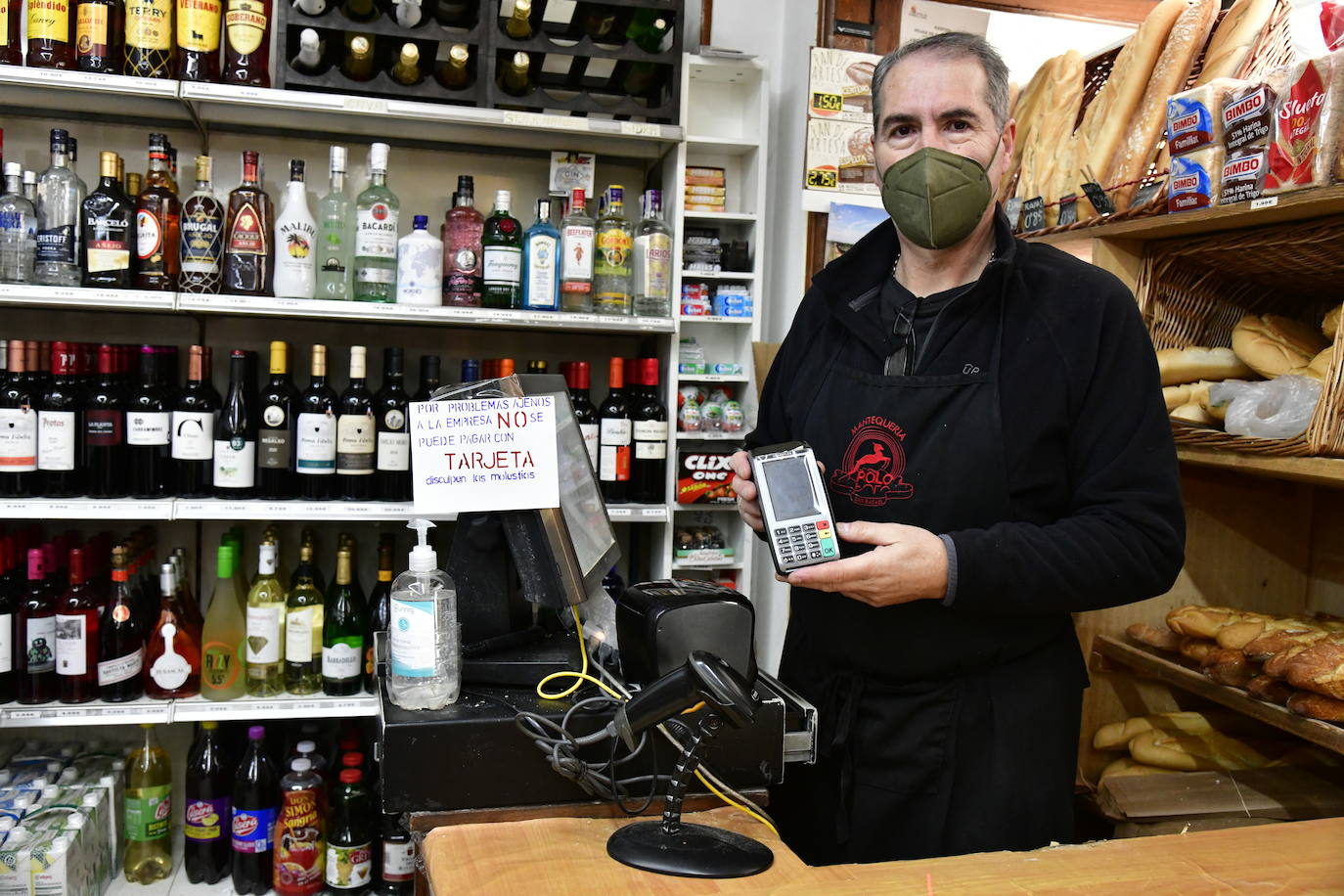 Rafa, comerciante de San Rafael, muestra el datáfono sin señal.