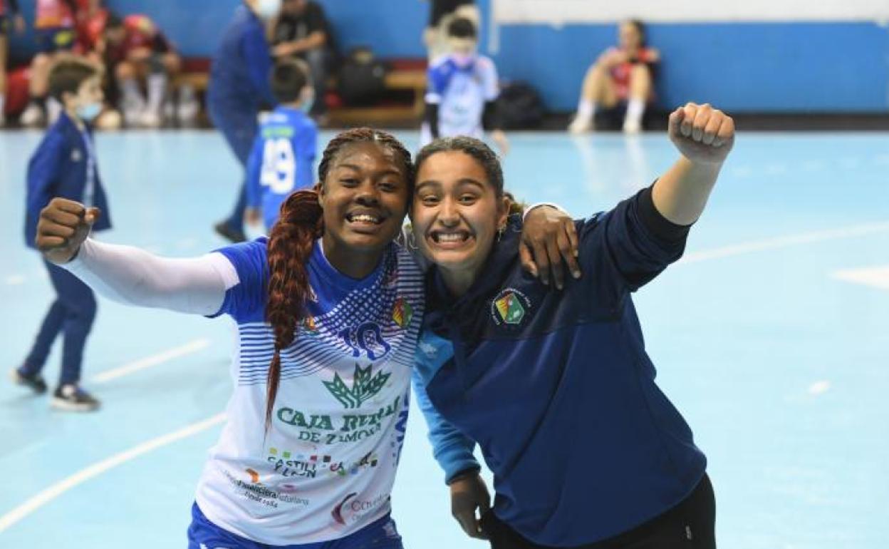 Danila So y Fátima Koulia celebran el pase a la fase final de la Copa. 