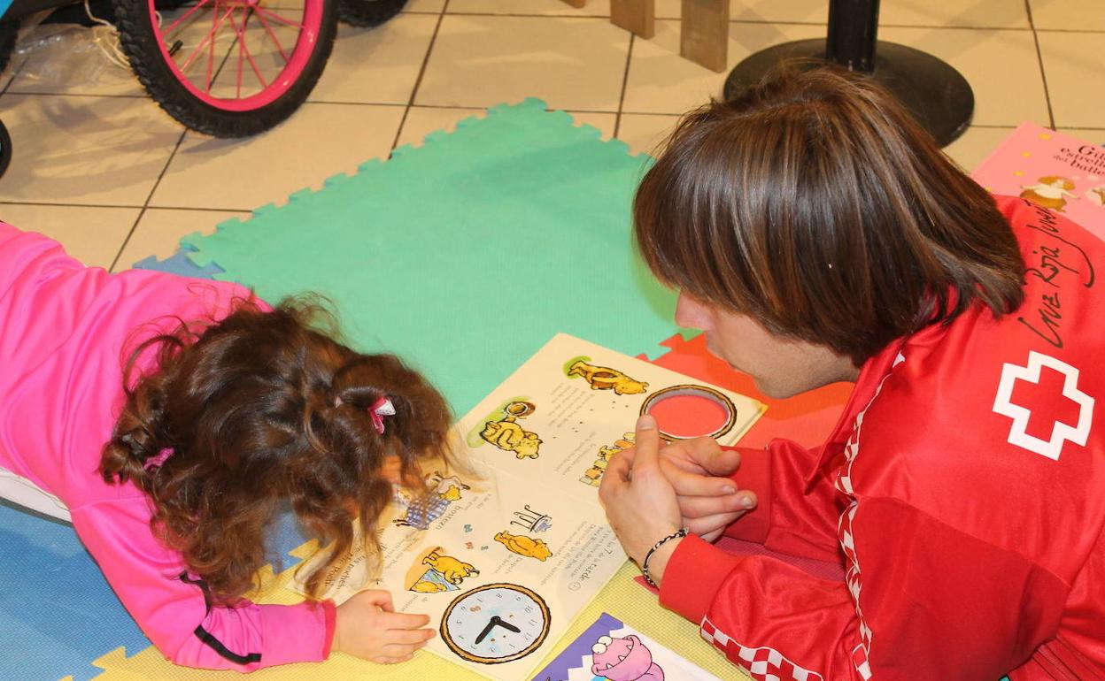 Una niña juega con uno de los juguetes entregados durante la campaña de Cruz Roja. 