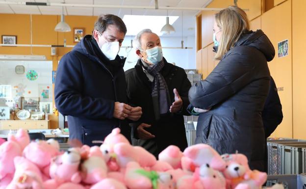 Imagen principal - Mañueco y la consejera de Familia, Isabel Blanco, en el centro de Asprosub en Benavente. Pablo Fernández, de Unidas Podemos, en la concentración de Barcial del Barco. Iván Espinosa de los Monteros, en Toro.