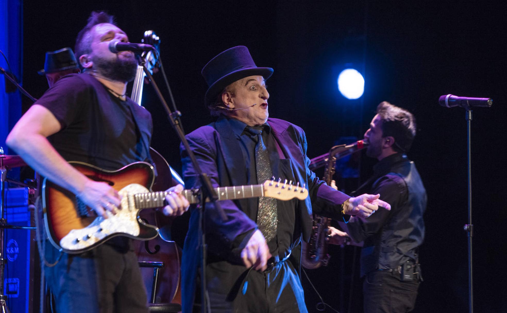 Javier Gurrichaga (centro) en la actuación de este sábado por la noche en el teatro Juan Bravo de Segovia. 