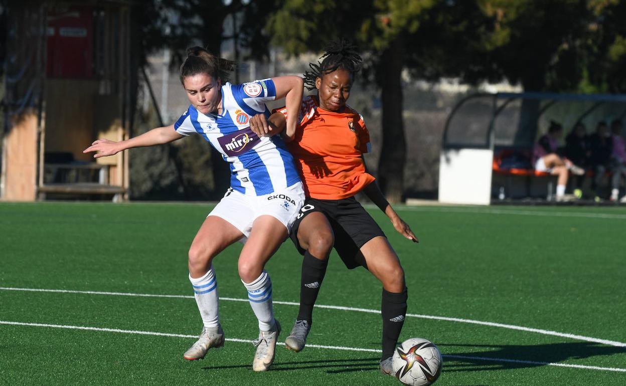 Sheri gana la posición a una jugadora del Espanyol para hacerse con el control del balón. 