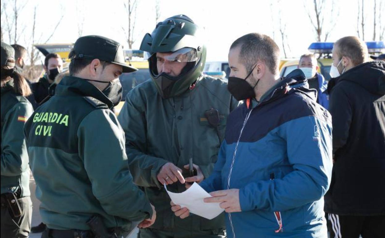 El teniente coronel de la Guardia Civil, Javier Peña (izquierda), este sábado en la batida de Traspinedo. 